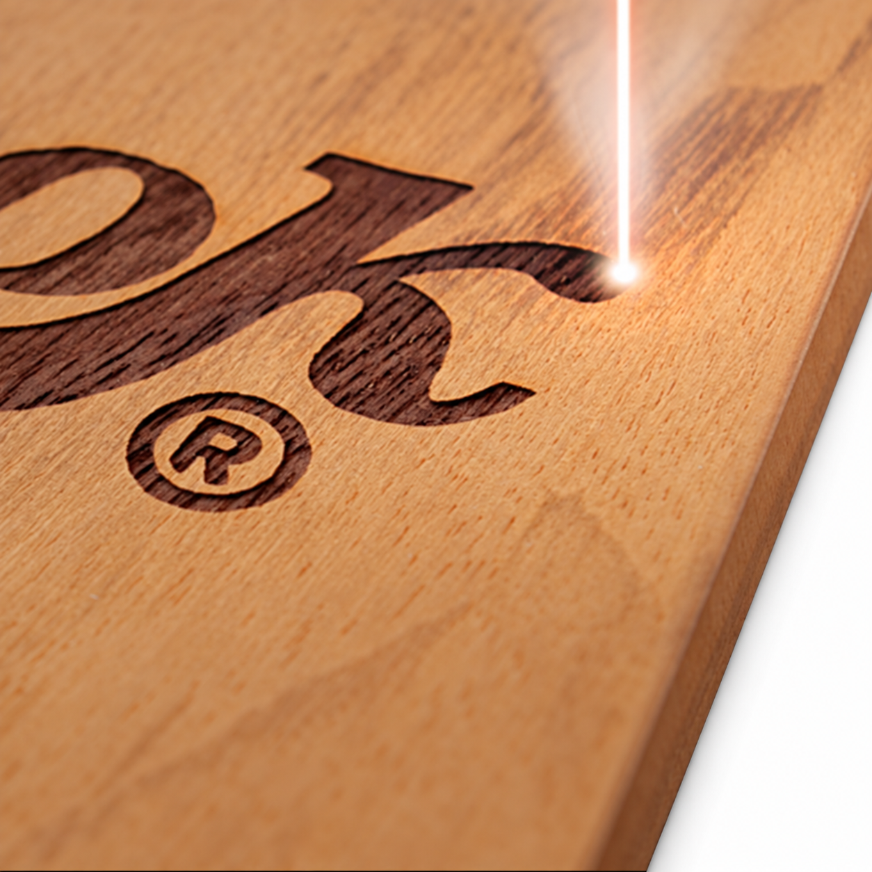 Grabado láser de un diseño sobre madera